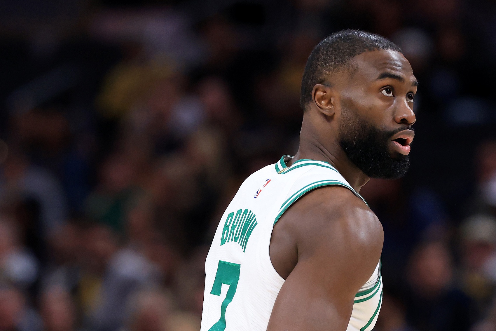 体育赛事-主攻手！杰伦·布朗半场17中8拿到最高19分 三分5中3