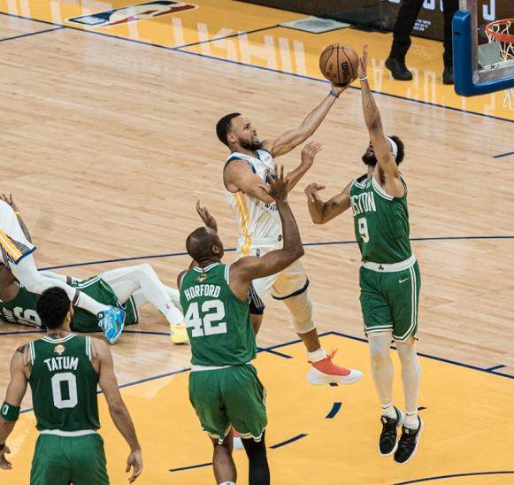 绿军88分创季后赛新低 勇士防守全面升级强势反弹